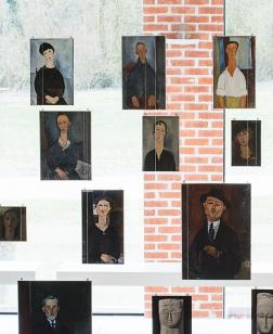 Accrochage "Les Secrets de Modigliani", des reproductions d'œuvres de la l'artistique suspendues.