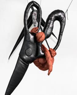 Exposition "Annette Messager. Comme si", œuvres plastiques suspendues.