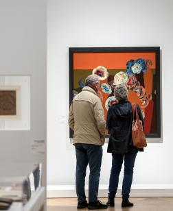 Deux personnes devant une œuvre.