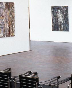 Salle d'exposition présentant des œuvres d'Eugène Leroy.
