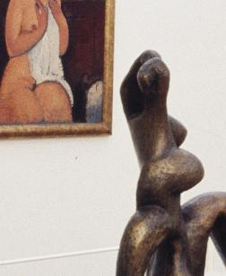Salle d'exposition présentant des toiles et des sculptures.