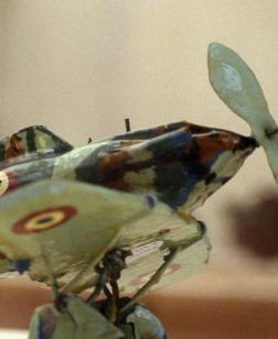 Avion sculpté.