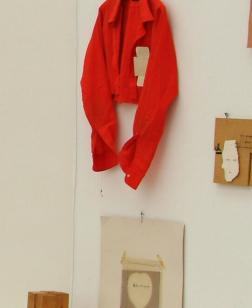 Salle d'exposition, installations et œuvres au murs.