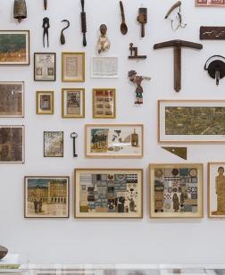 Cadres et objets sur mur.