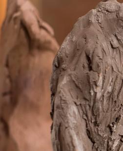 Sculptures en terre peu détaillés.