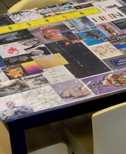 Table recouverte d'affiches.