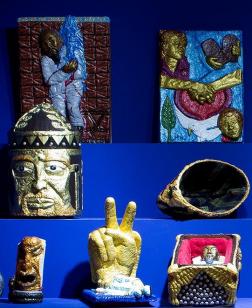 Multitude d'objets disposée sur un présentoir bleu.