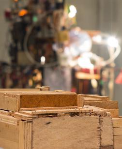 Vitrine présentant des sculptures en bois.