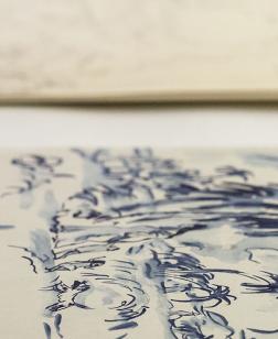 Dessin présenté sur une table.