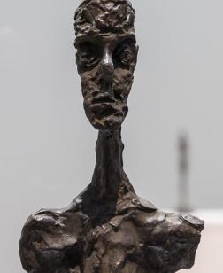 Sculpture en métal de Giacometti.