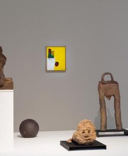 Salle d'exposition, quatre sculptures et un tableau.
