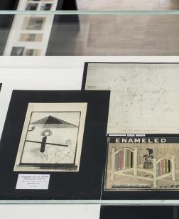 Photographie de vitrines présentant divers papiers et illustrations.
