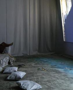 Salle de projection avec des sièges originaux sur le thèmes de la pollution, de la mer et de la vie.