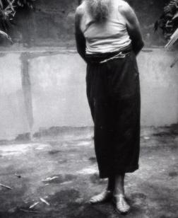 Photographie en noir et blanc d'un homme posant pour le photographe.