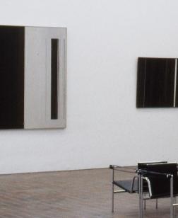 Salle d'exposition du musée présentant deux tableaux au mur.