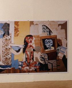 Vue d'une salle d'exposition avec un tableau de Picasso.