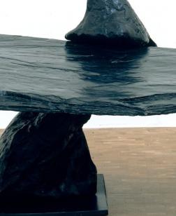 Sculpture en pierre noir en forme de table.