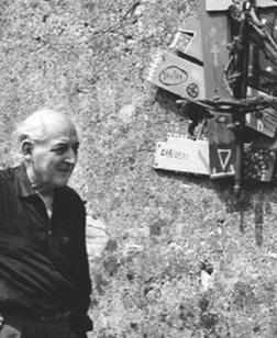 Photographie en noir et blanc avec deux hommes se regardant se profil.
