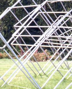Vue du parc et d'une œuvre sculpturale métallique.