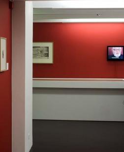 Photographie salle d'exposition rouge.