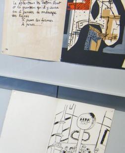 Vitrine présentant des ouvrages.