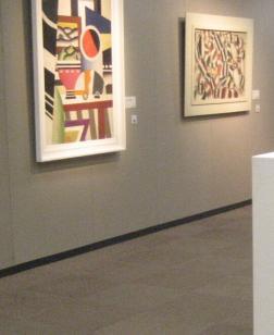 Salle d'exposition, vue sur deux tableaux.