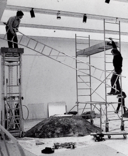 Photographie en noir et blanc de coulisse du musée.