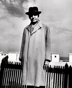 Portrait en noir et blanc d'un homme à chapeau.