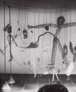 Projection de lumière sur des sculptures faisant apparaitre au mur de grandes ombres. 