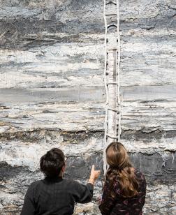Visiteurs dans une salle d'exposition temporaire consacré à l'artiste Anselm Kiefer.