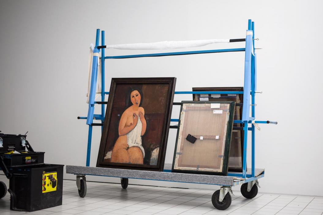Tableau posé sur un chariot durant un chantier de salle.