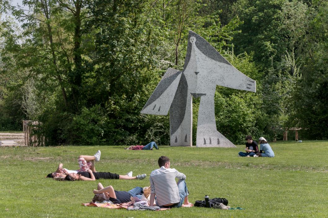 Sculpture dans le parc du musée avec visiteurs.