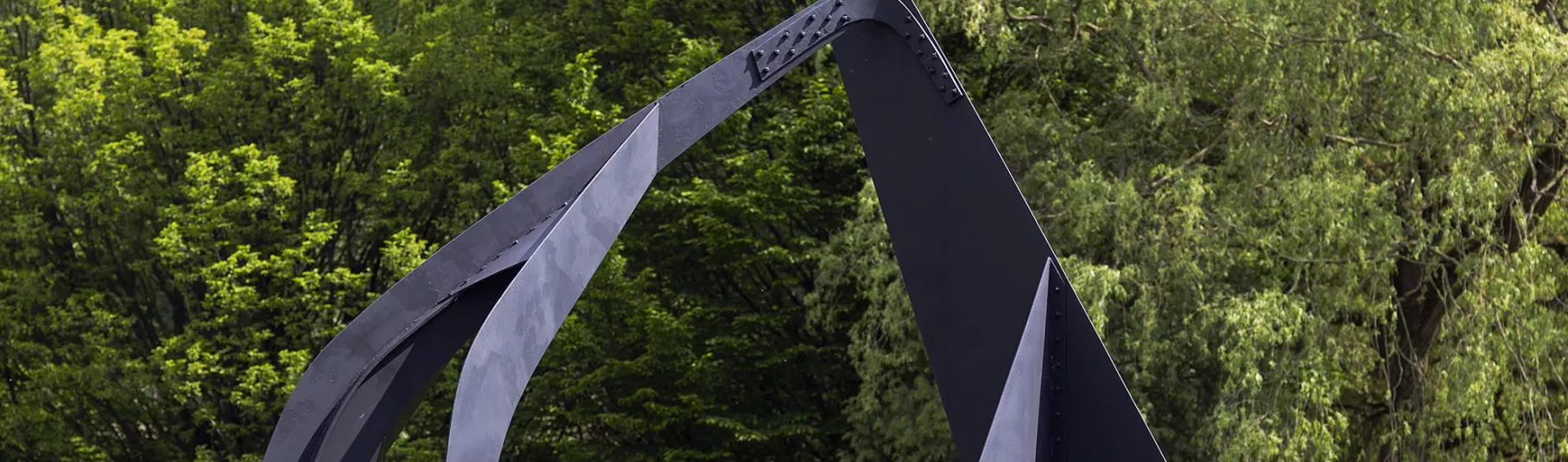 Guillotine pour huit d'Alexander Calder dans le parc du LaM