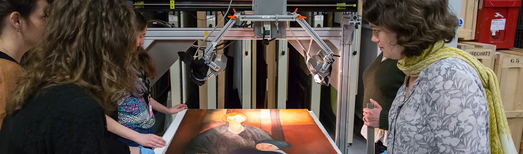 Toile de Modigliani qui passe sous un scanner.
