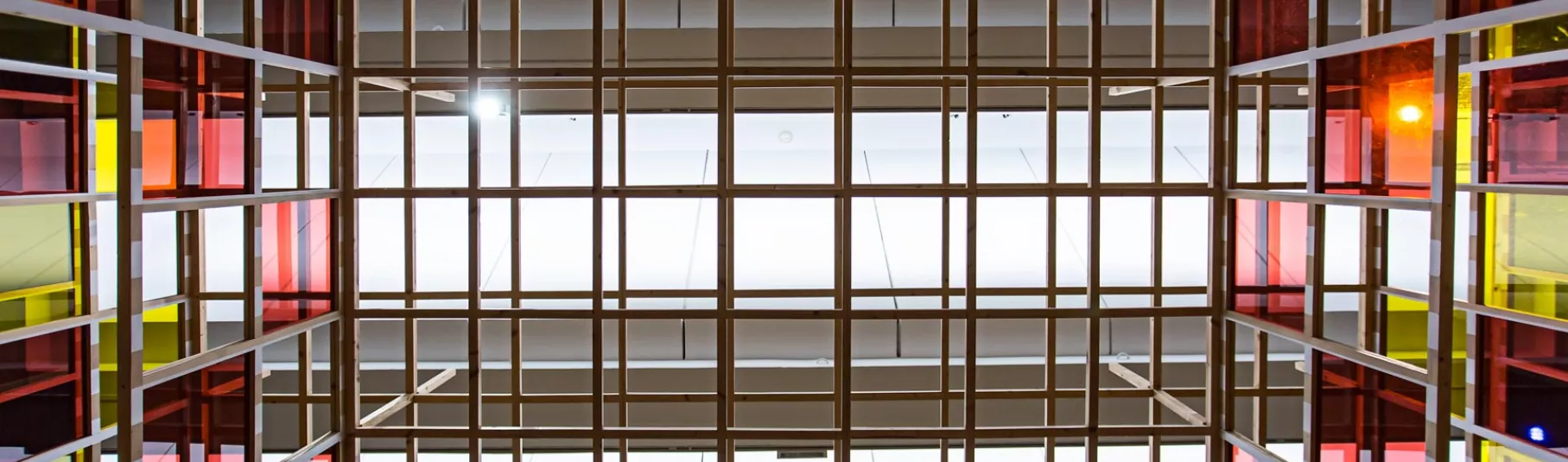 Buren, œuvre en métal et en verre.