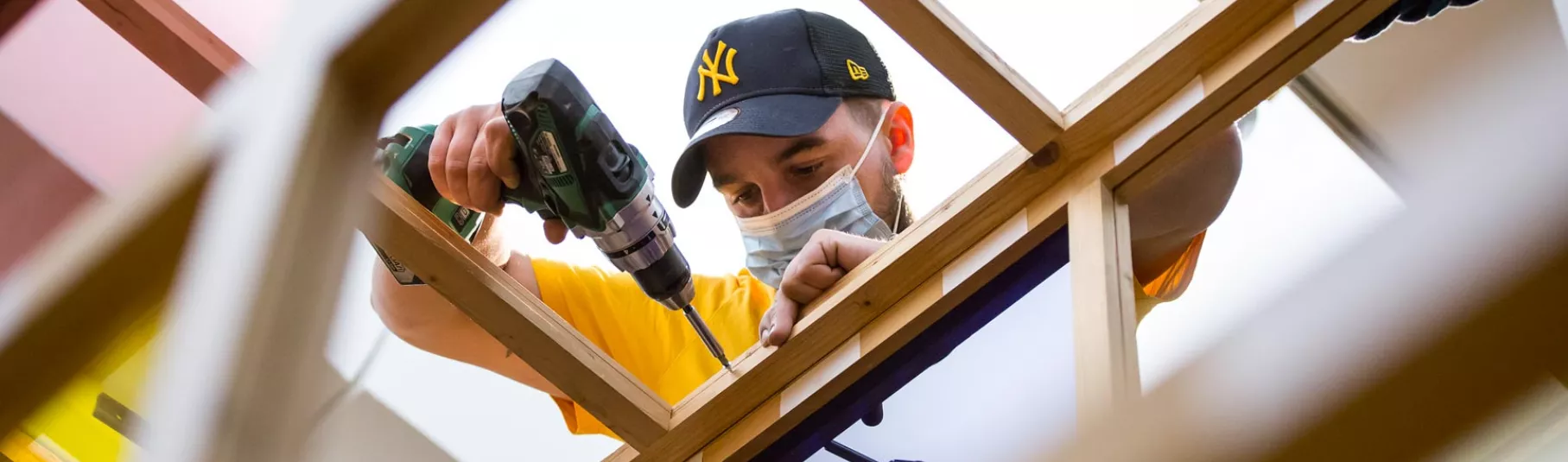 Buren, œuvre en métal et en verre. En plein chantier.
