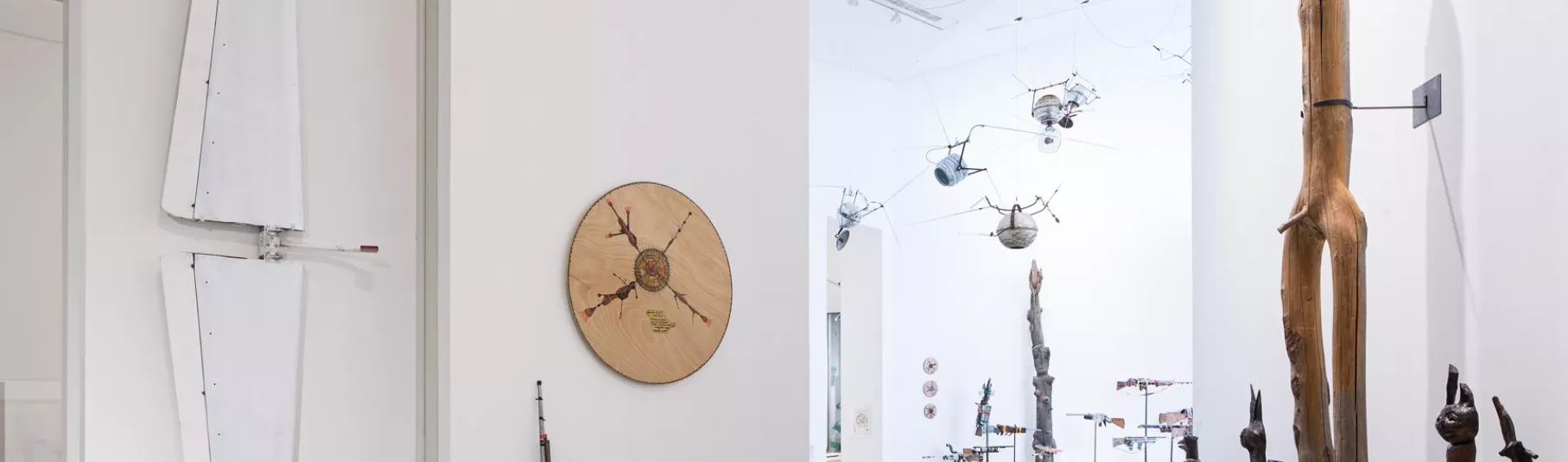 Photographie d'une salle d'exposition d'art brut du musée.