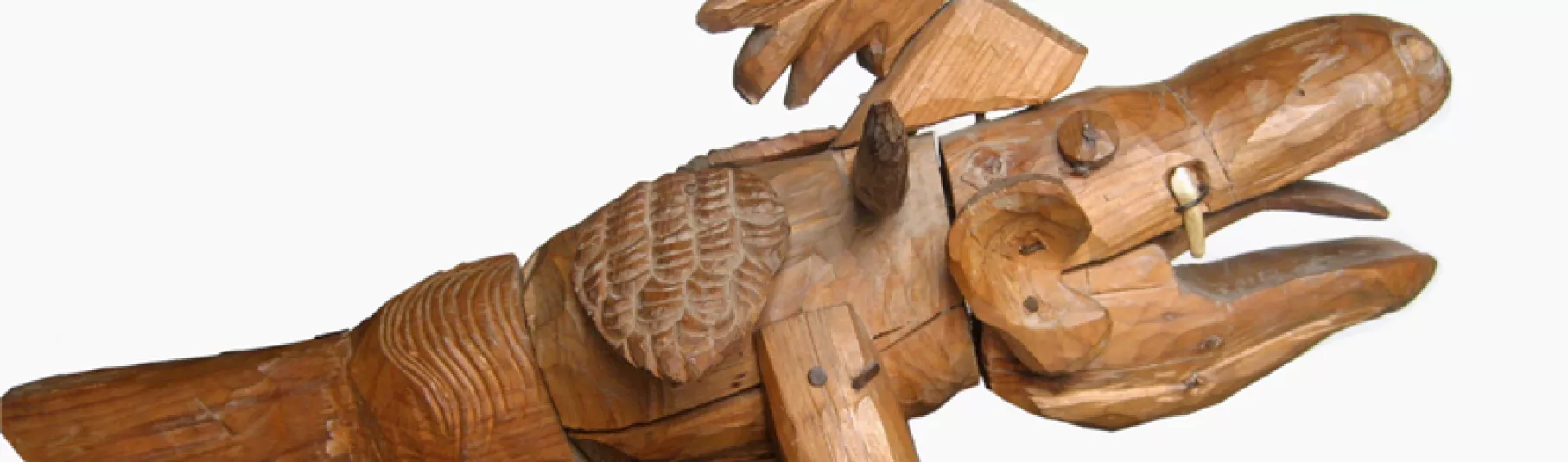 Sculpture en bois représentant un animal.