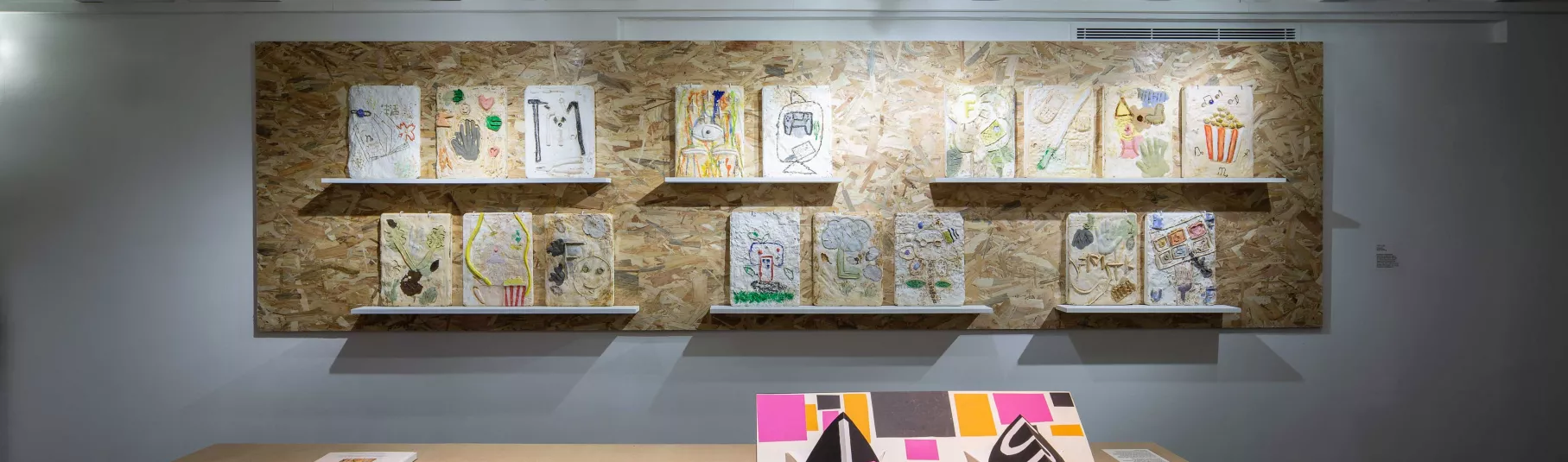 Salle d'exposition présentant des œuvres d'art brut.