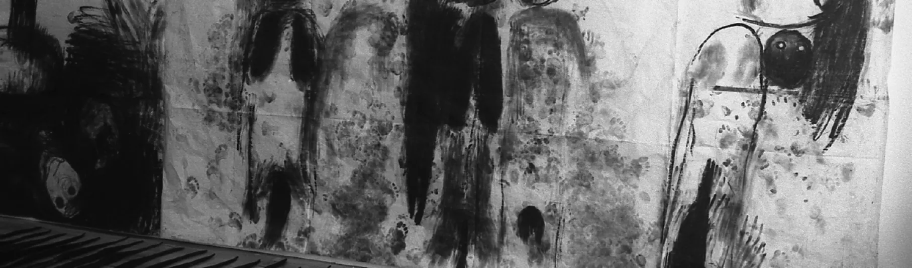 Miriam Cahn, salle d'exposition avec fresque de dessin noir sur fond blanc.