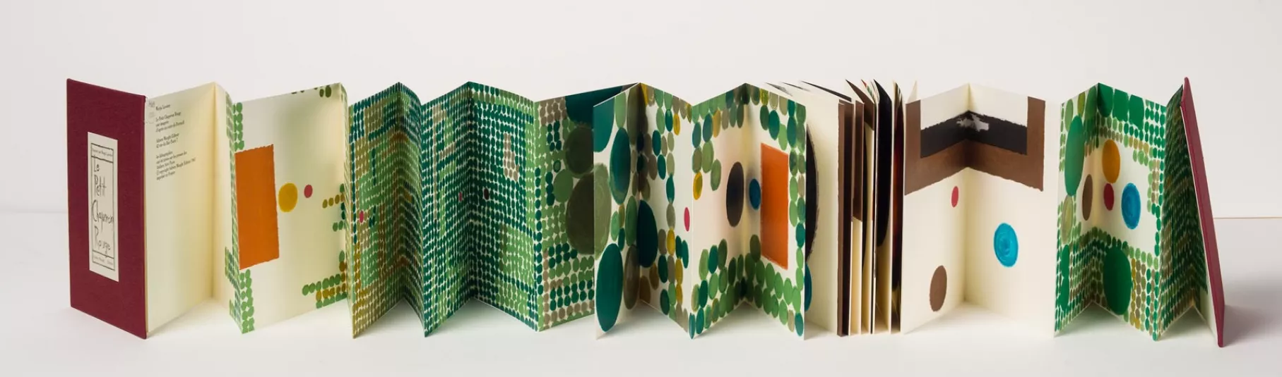 Ouvrage bibliographique en accordéon.