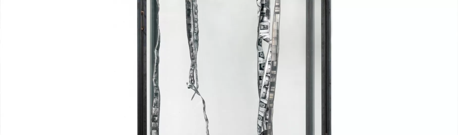 Anselm Kiefer, Calmly Unendingly Moves. Œuvre sculpturale grise, une vélo se retrouve enseveli de pellicules. 