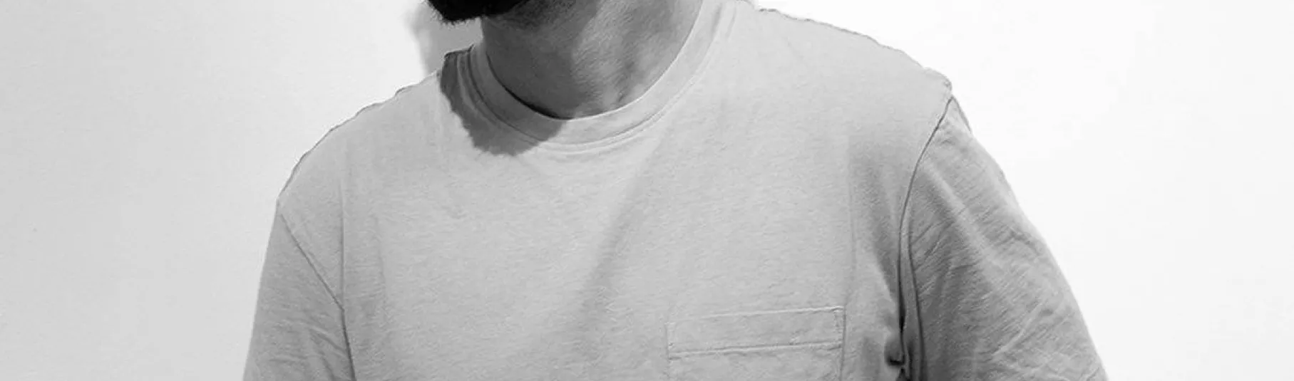Portrait de Mohamed Bourouissa en noir et blanc.
