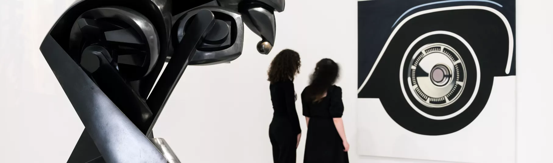 Salle d'exposition de la collection permanente ou deux personnes observent une œuvre.