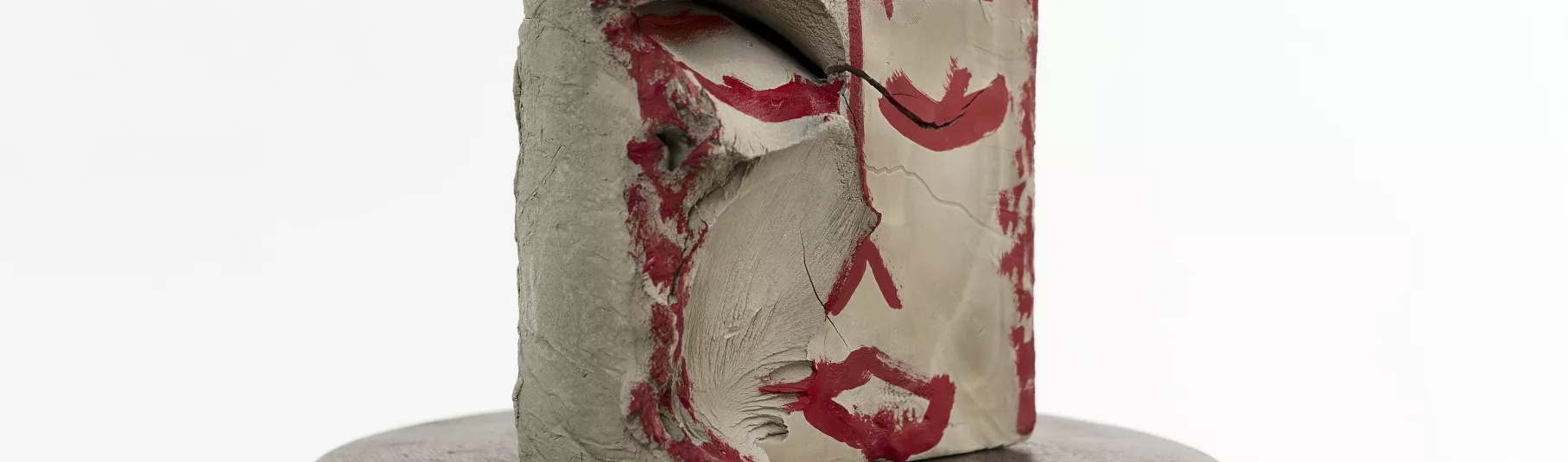 Œuvre sculpturale de Marisa Merz représentant un visage. 