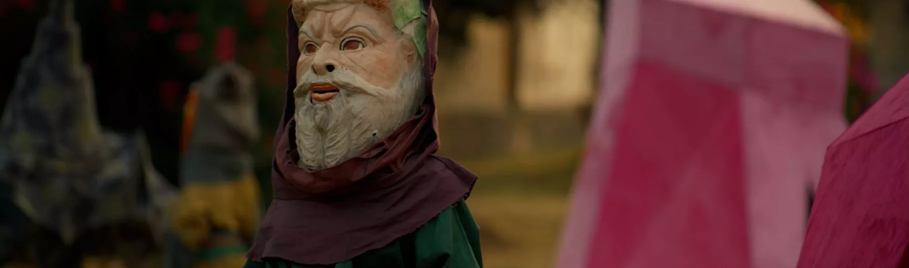 Extrait du film de Wael Shawky "I Am Hymns of The New Temples". Vue sur un personnage en plan taille, prenant la parole.
