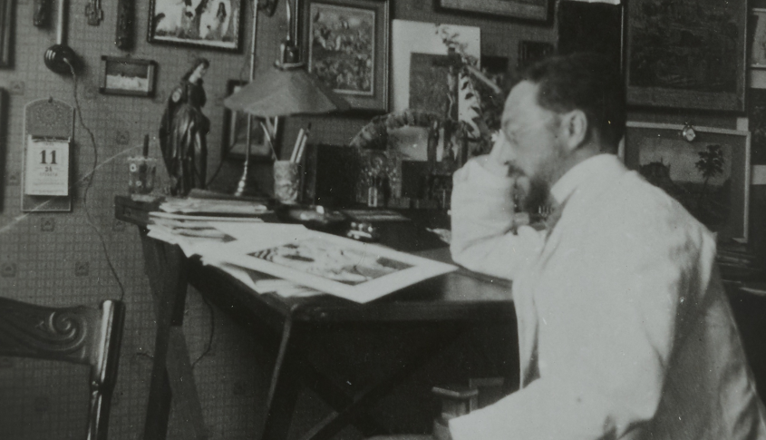 Gabrielle Münter, Vassily Kandinsky accoudé à son bureau au 36 Ainmillerstrasse à Munich1.png