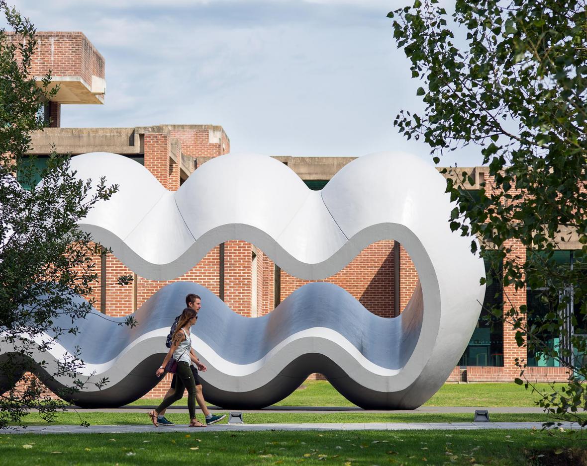 Public dans le parc du LaM devant la sculpture Between Fiction and Fact de Richard Deacon