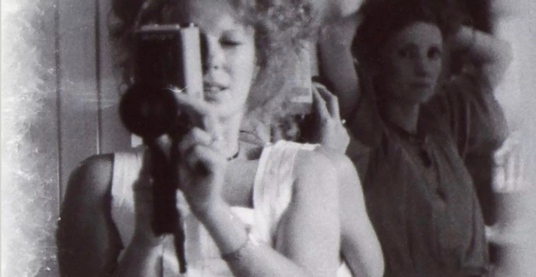 Delphine Seyrig et Viva lors du tournage de "Sois belle et tais-toi" en 1975