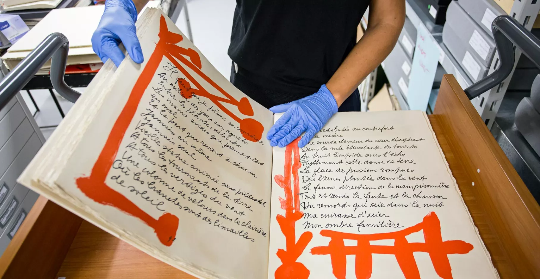 Manipulation d'un livre de la réserve de la bibliothèque du musée.